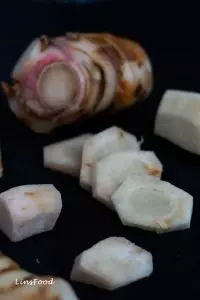 galangal root and galangal slices
