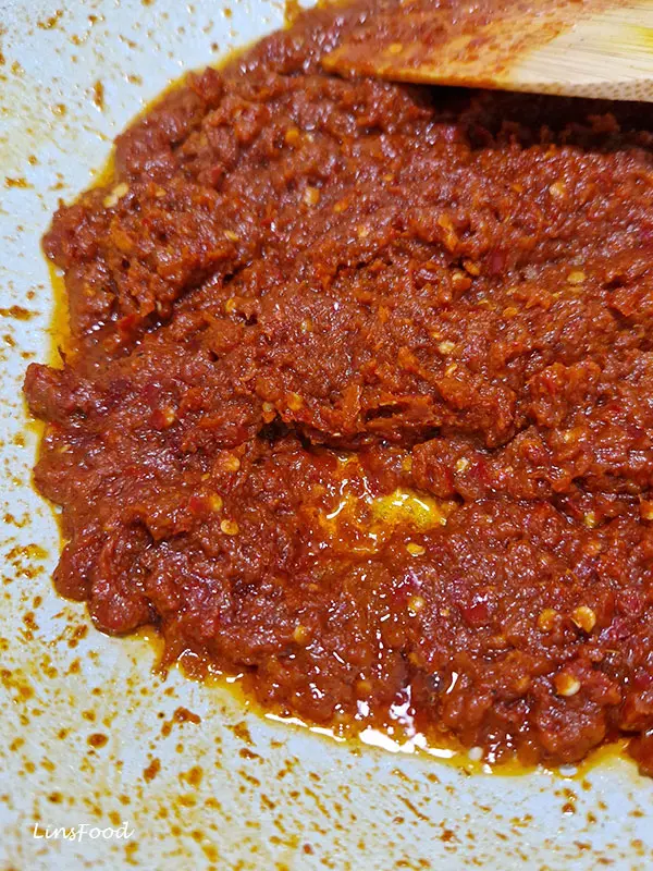 pecah minyak, oil separation in chilli paste