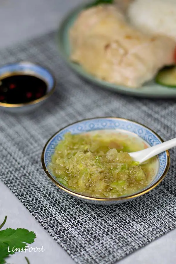 green dip, ginger and spring onion (scallion) oil for Hainanese Chicken Rice